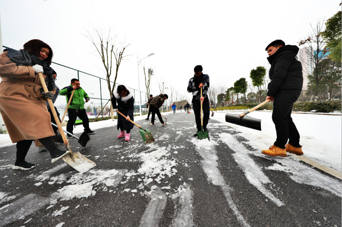 一場雪，體育中心美得不要不要的</br>但最美的風(fēng)景還是他們(圖14)